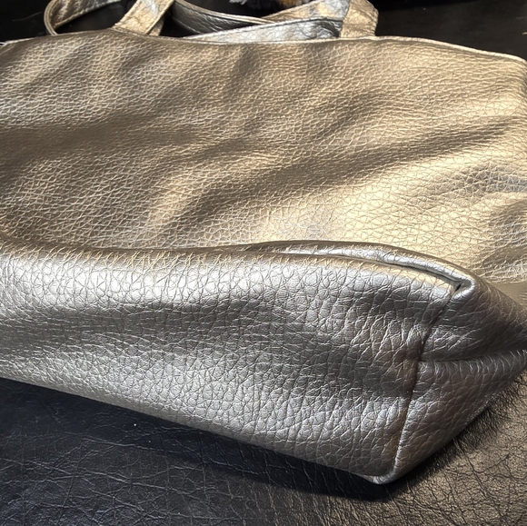 Silver Tote with Pinched Columns = Cute! - Picture 5 of 10
